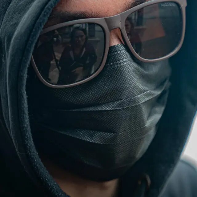 Подпись к фото,Имя Сезара по соображениям безопасности изменено