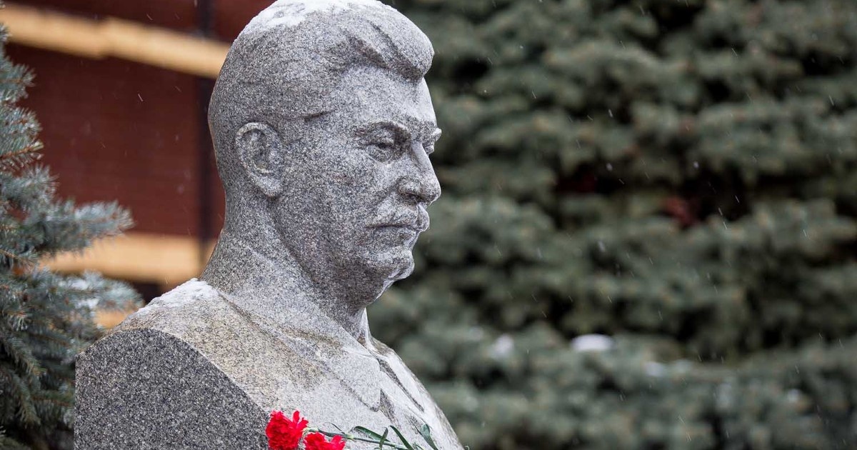 Некрополь у Кремлёвской стены находится в Москве, на Красной площади. С 1974 года он является государственным памятником культуры. Забальзамированное тело Сталина было помещено в Мавзолей Ленина и находилось там с 1953—1961 годах. Но в ночь с 31 октября на 1 ноября 1961 года Сталина похоронили у Кремлевской стены. Фото доступное в интернет ресурсах.