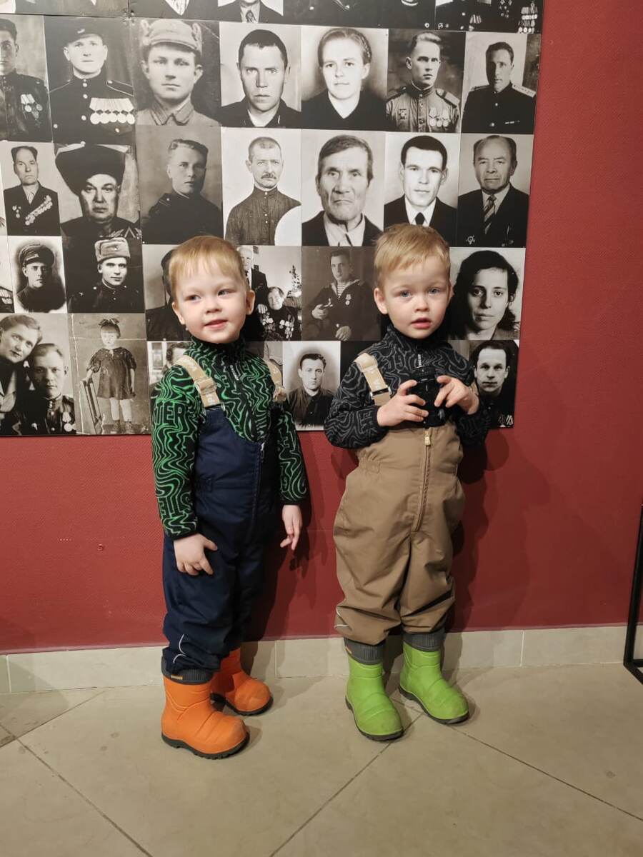 Между двойняшками в нижнем ряду - прадед, над Петиной головой сверху через одного в буденовке - тоже прадед