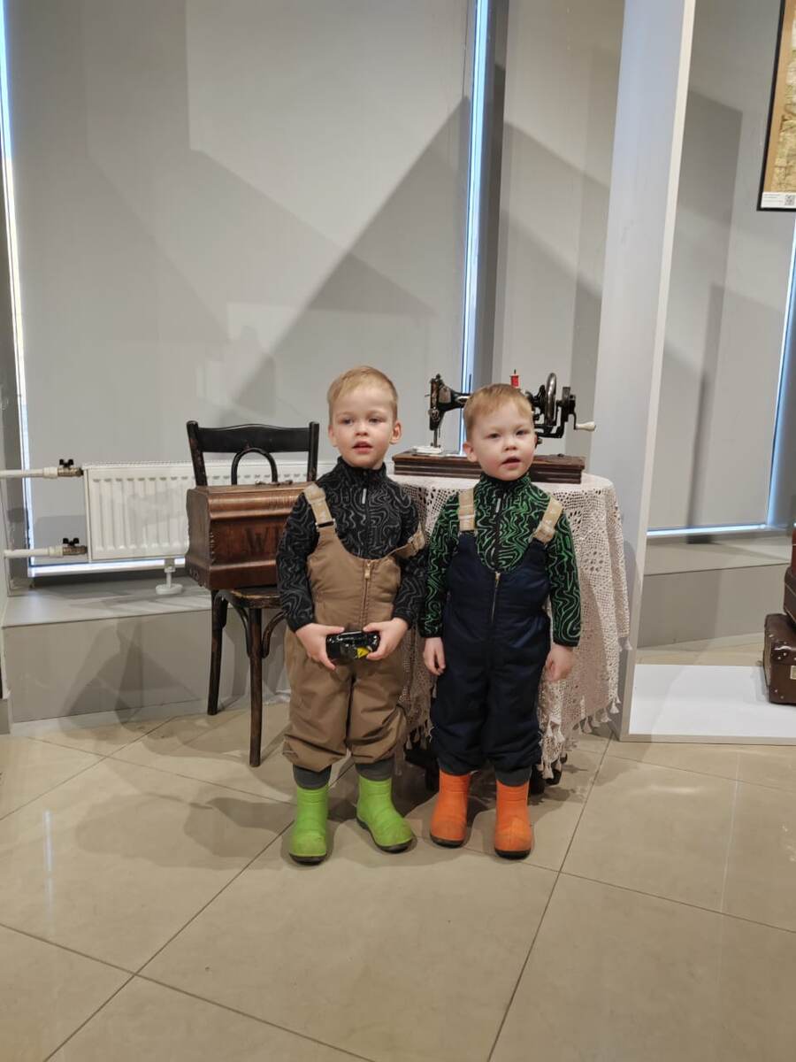 Швейная машинка прапрабабушки двойняшек 