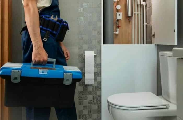 Что лучше - обратиться в сервис или вызвать частного мастера?