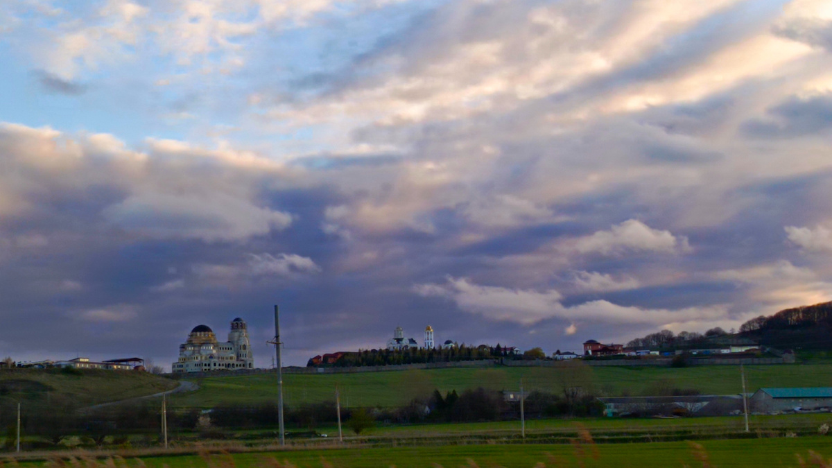 Солнце отражает в тучах