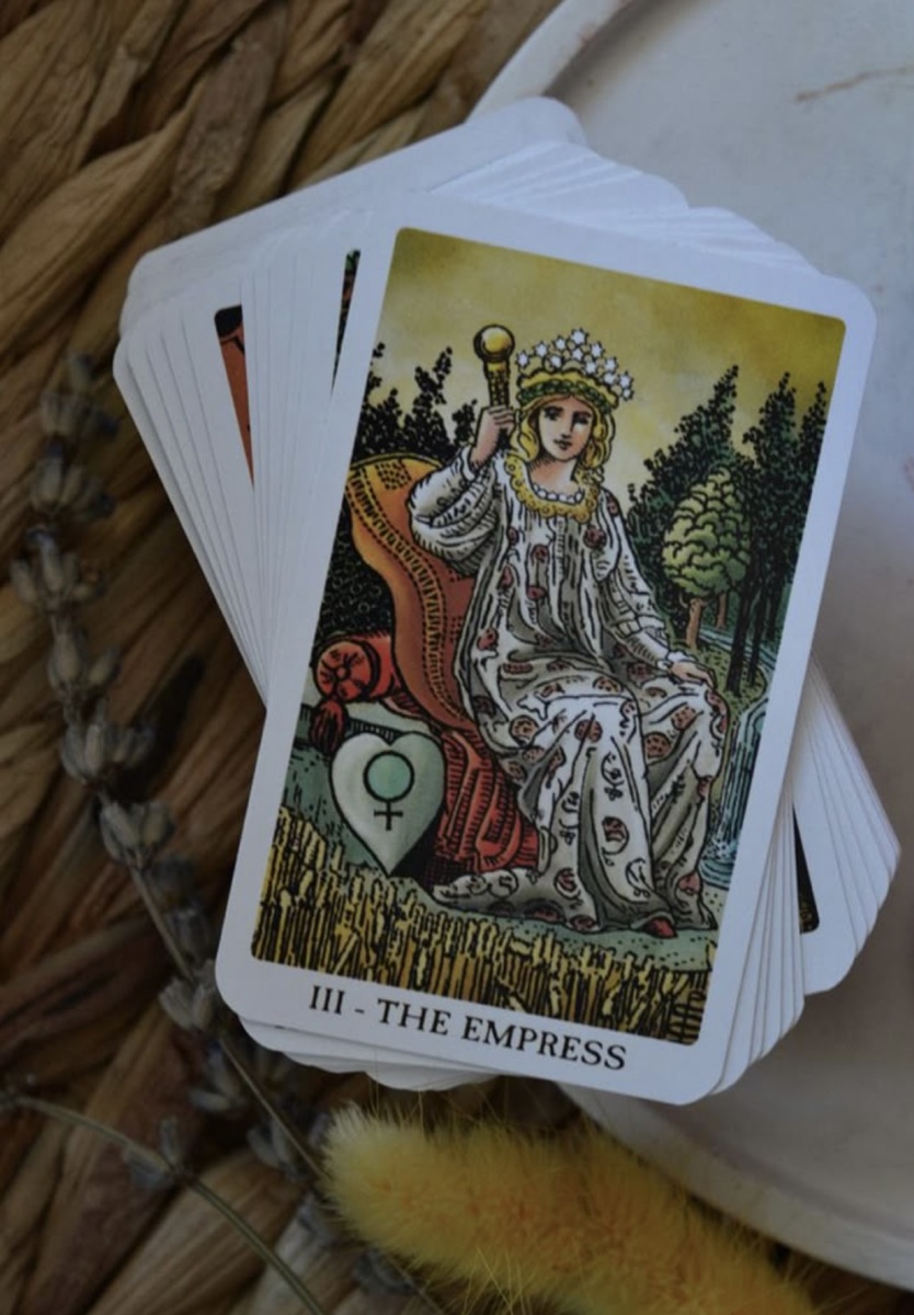 Императрица - аркан символизирующий женственность, элеганство, изобилие.