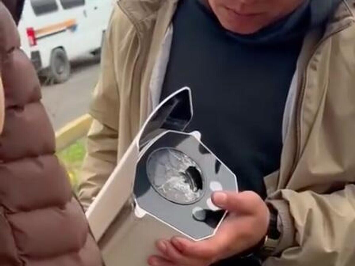    В Узбекистане мужчина повредил более 50 видеокамер на дорогах© Кадр видео из соцсетей