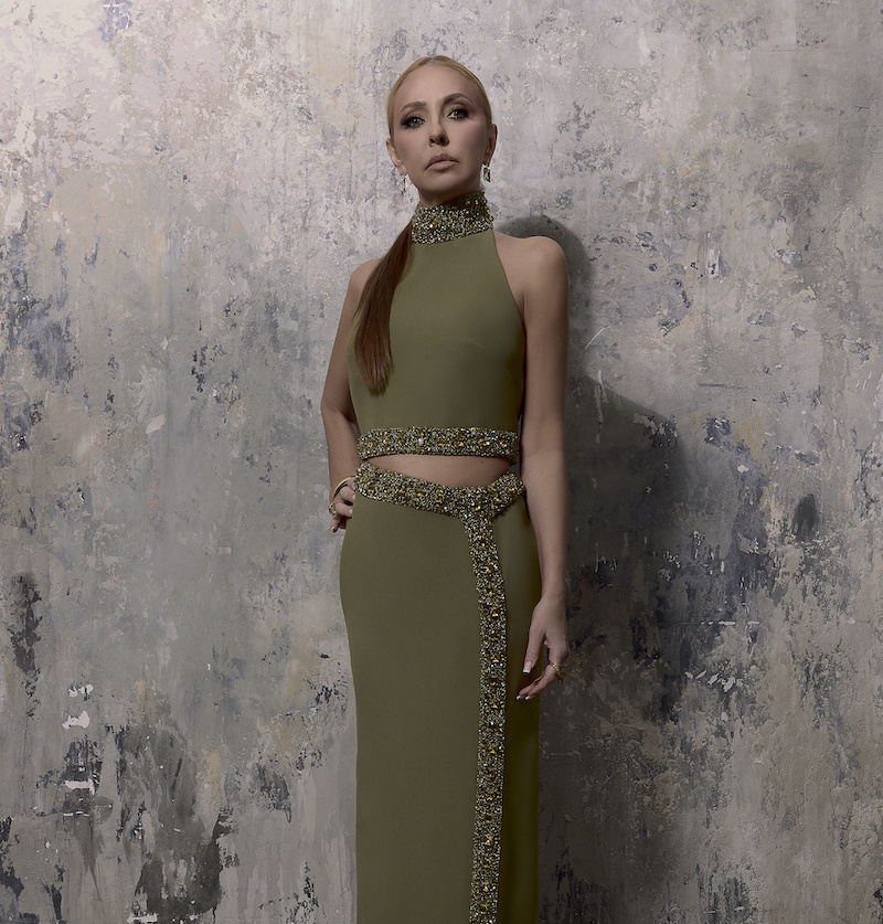 В кольце Giardini Segreti и браслете Sensual Touch, все Pasquale Bruni; кольце и серьгах Casato Acqua