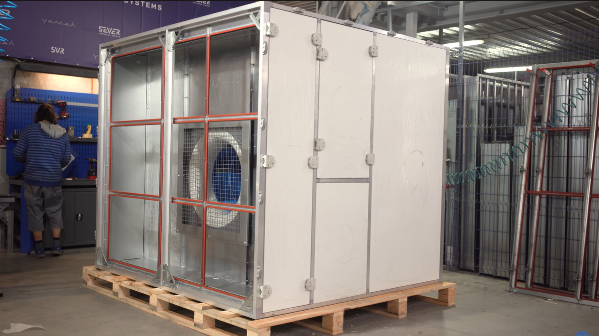 Вентиляционный агрегат собственной персоной. На одну покрасочную камеру может быть сразу несколько таких. На особо большие - на порядок больше.