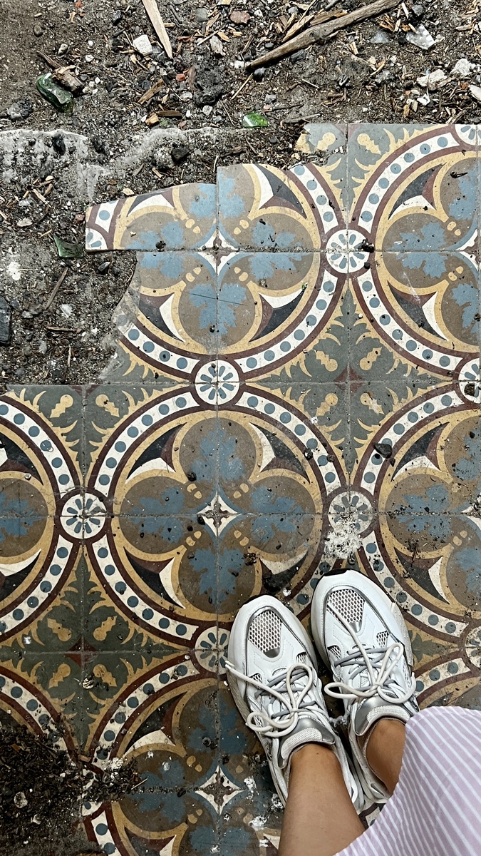 Плитка в разрушенной усадьбе Парненен (пос. Красный Яр Гвардейского р-на)