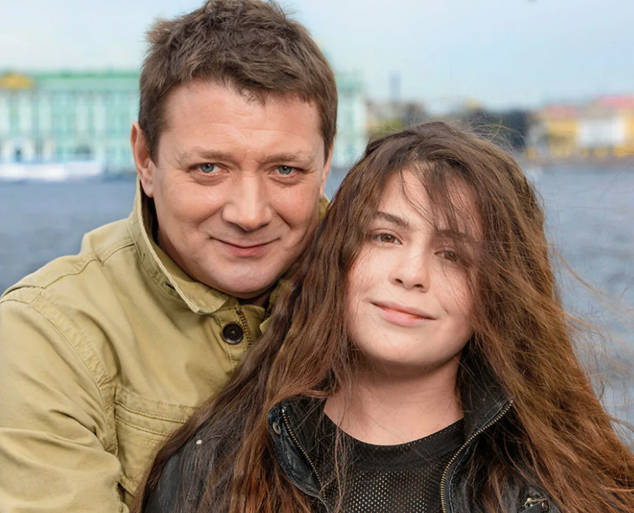 25 лет в браке, известный отец, кто жена, и дочь, ставшая актрисой. Как живёт актёр Ян Цапник