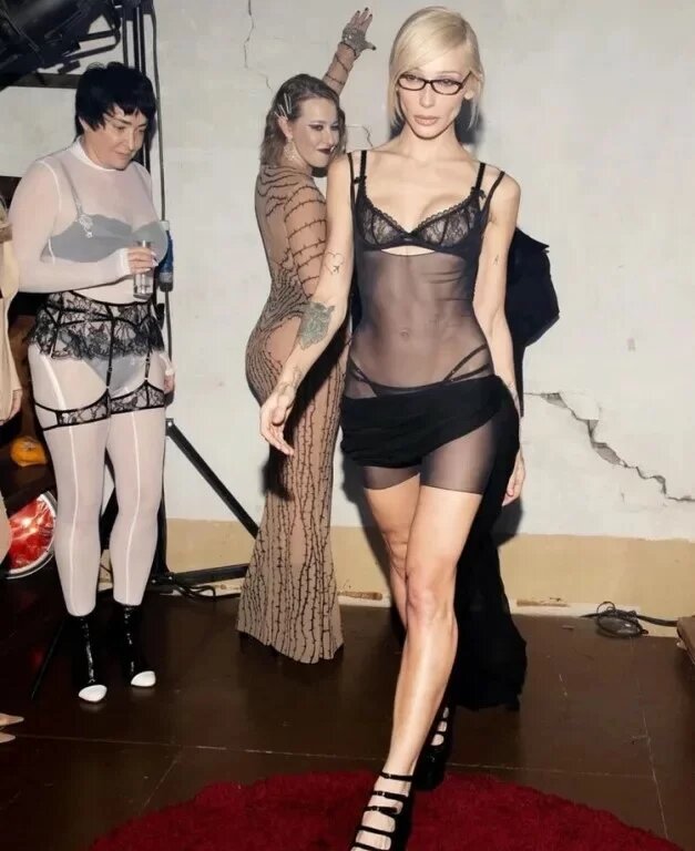 Вечеринка Насти Ивлеевой с дресс-кодом «almost naked» (почти голый) прошла в ночь с 20 на 21 декабря 2023 года в московском клубе «Мутабор» и вызвала широкий общественный резонанс после публикации фотографий с мероприятия на ряде ресурсов Рунета. Фото доступное в интернете.