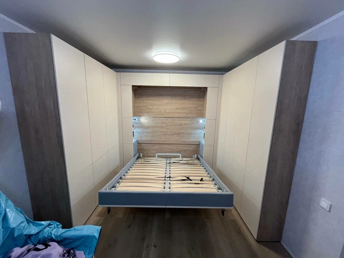 Стол, кровать, диван, шкаф и еще много чего точно влезут в маленькую комнату: подскажем решение для маленькой спальни