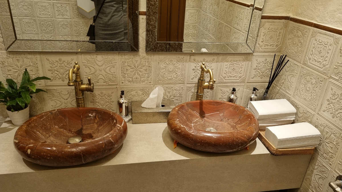 Вот тут я сделала фото))) все выдержано, конечно, в едином стиле. И что очень мне понравилось, так это диффузор с ароматическими палочками. В общем все достойно.