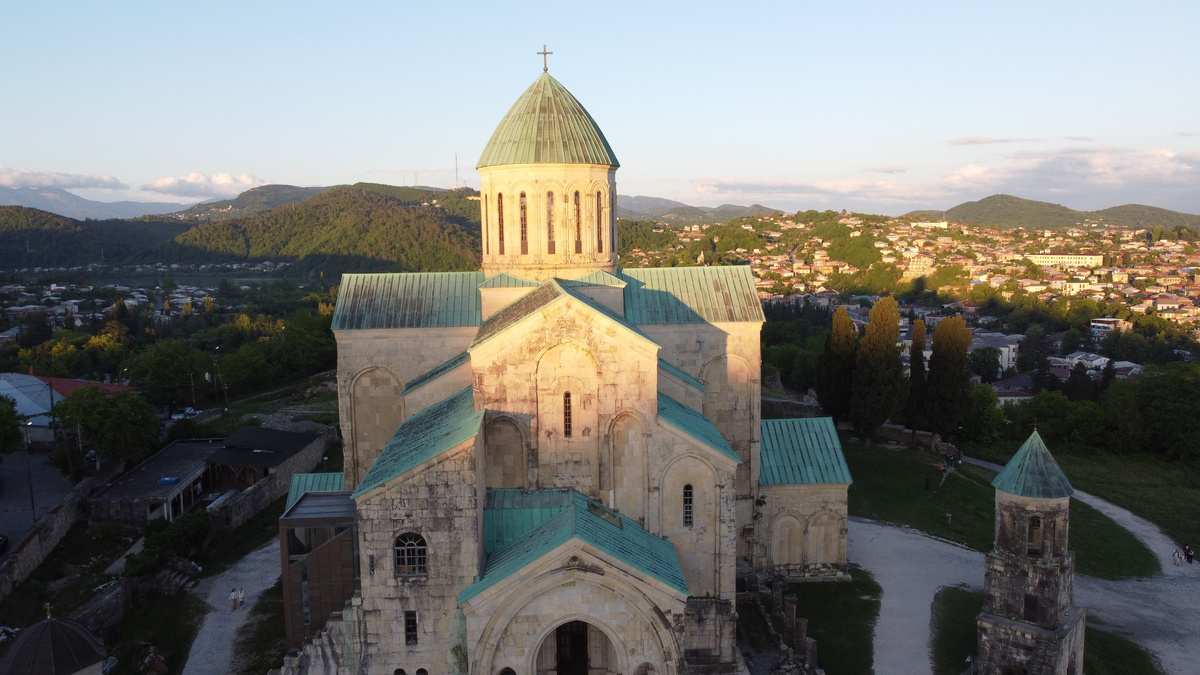 Храм Баграта в Кутаиси (май 2024) в районе 20:00 — солнце еще не село
