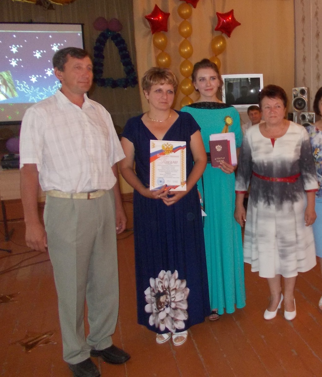 Бондяев Ю.Н. (слева) с семьей. Фото из архива автора.