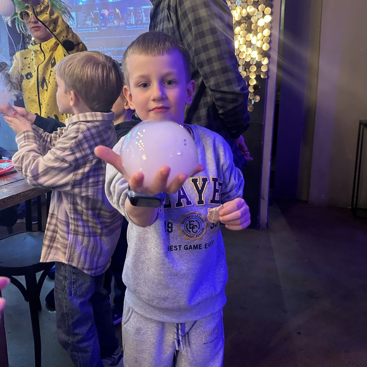 Максиму больше всех повезло - он вроде одет к теплу