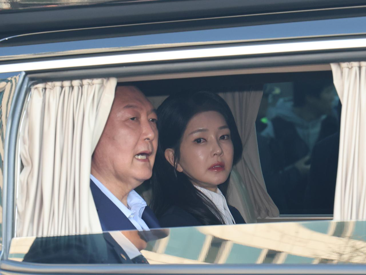 Юн и Ким покидают президентскую резиденцию в районе Ёнсан в Сеуле.