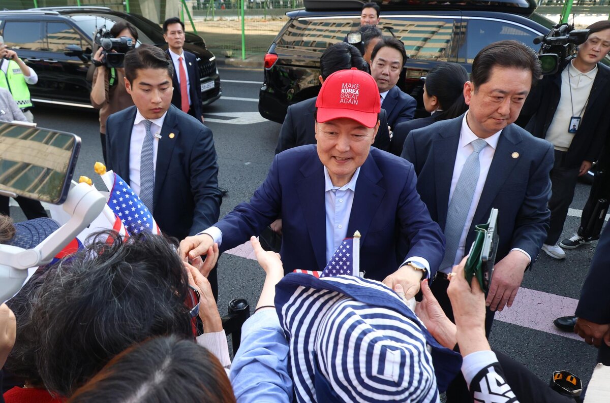 Бывший президент и клоун Юн Сок Ёль в бейсболке с надписью "Сделаем Корею снова великой".