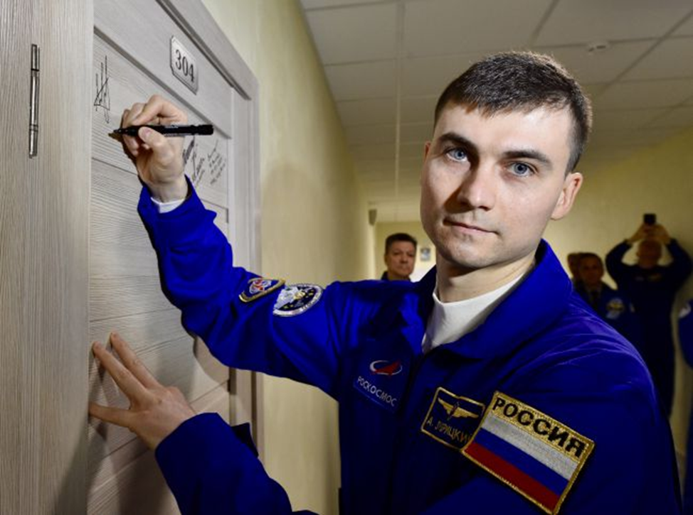 Алексей Зубрицкий оставляет автограф на двери номера в гостинице «Космонавт» перед полетом. Фото: ЦПК им. Ю.А. Гагарина