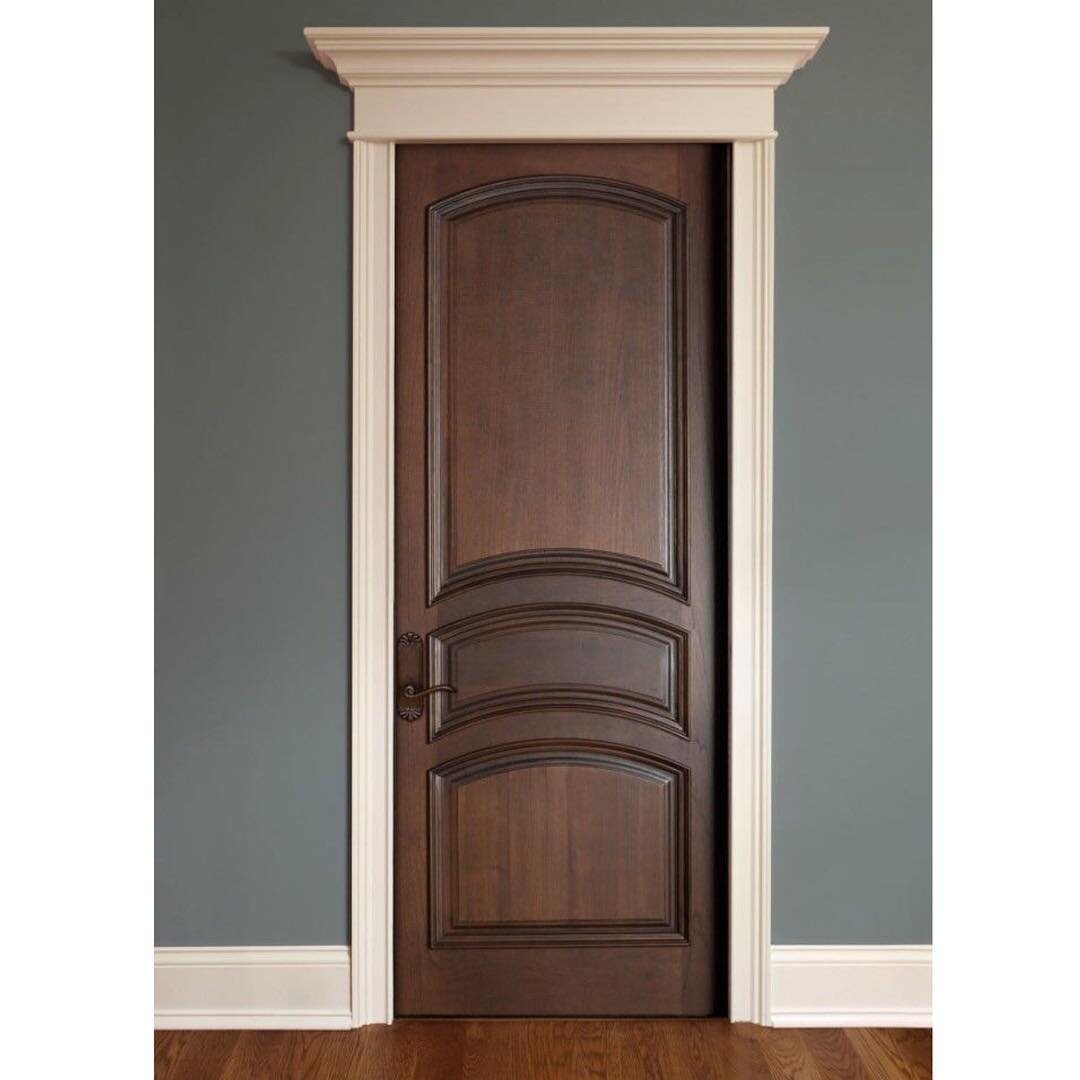 Листайте карусель, чтобы посмотреть подборку плинтусов