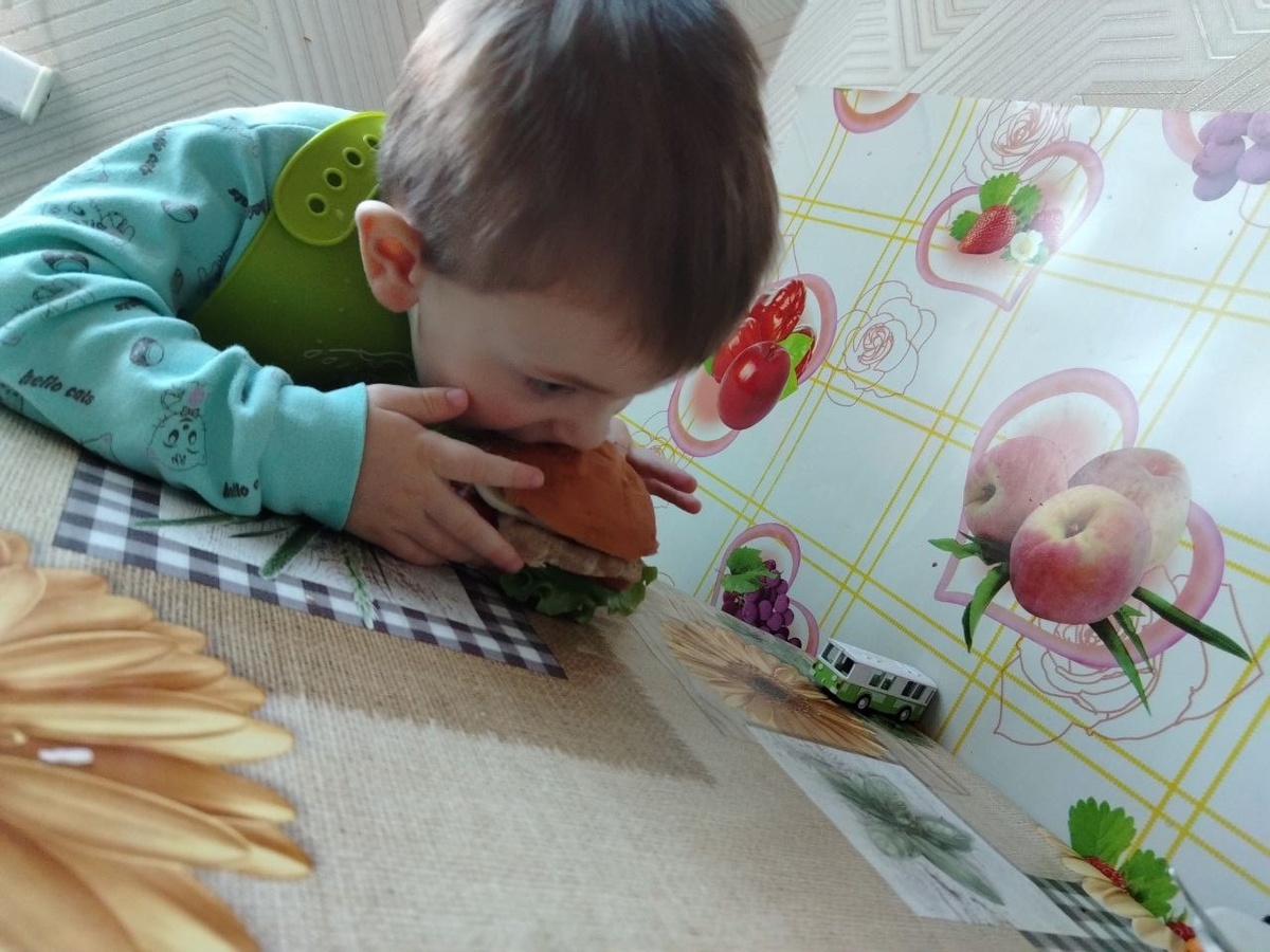 Сына завтракает