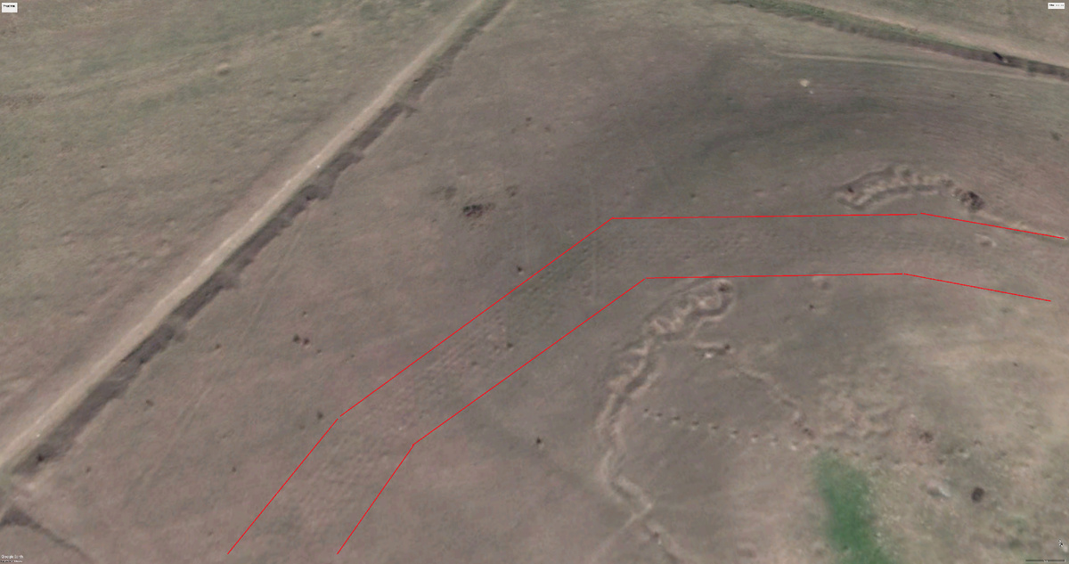 Полосы из небольших бугорков, на современном спутниковом снимке