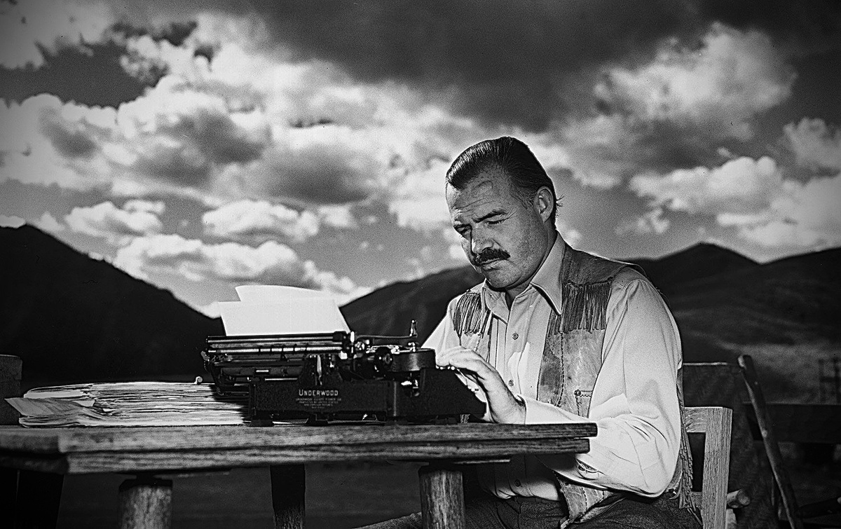 Хемингуэй пишет за машинкой