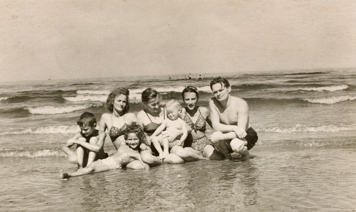 Рижское взморье, слева направо: старшая сестра папы со своими детьми, мама со мной, младшая сестра папы, с которой только что виделись, и мой папа