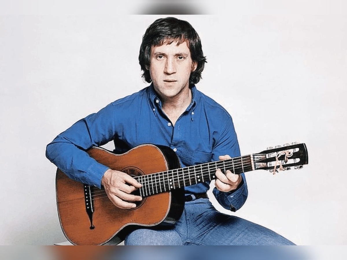 Я не люблю уверенности сытой,
Уж лучше пусть откажут тормоза!
Досадно мне, что слово «честь» забыто,
И что в чести наветы за глаза.
В. Высоцкий (фото из открытых источников).