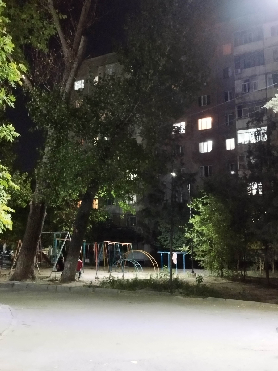 Моя поездка имела цель познакомиться с Иссык-Кулем, но, поскольку по неясной причине из Москвы в аэропорт Тамчы самолеты последнее время не летают (а из Новосибирска - летают!), то мы летели через Бишкек. 

Однажды я посвящу целое путешествие-исследование и Бишкеку, но в этот раз мы его увидим по касетельной, не успев разобраться что к чему. На фото - типичный Бишкекский двор. Застройка 80х. Тут я как рыба в воде, конечно. 