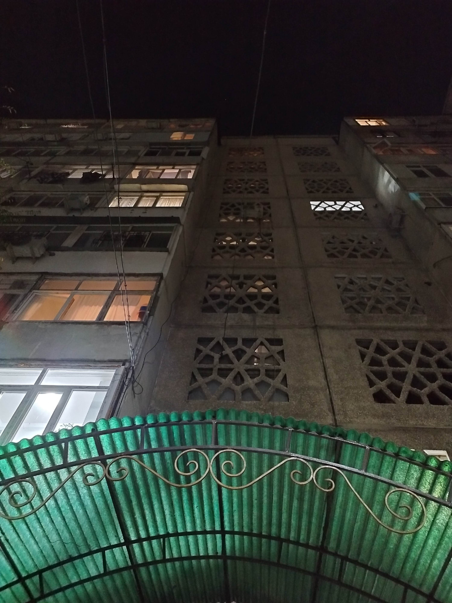 Хоть 9-этажки и типовые, но про украшения тоже речь, как видим, шла. 