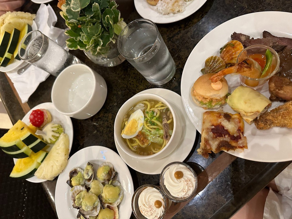 Тем более в современных отелях обычно так кормят, что уже и нести ничего не хочется :) Кстати, на фото - обычный ужин в обычном отеле, просто в Азии, где цены далеки от европейских. "Люкс, доступный каждому" - я бы так это назвала. И да, дальше обязательно напишу, почему поездки в Азию часто и бюджетнее, и интереснее чем любимая наша Турция.