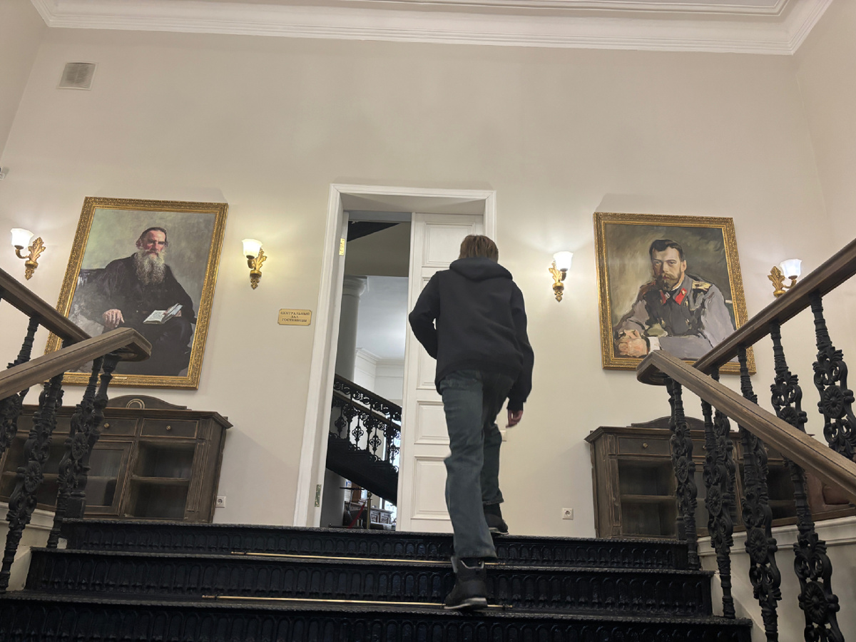 Фото автора. Парадная лестница отеля в Туле, где мы останавливались. Конечно, с портретом Льва Николаевича 
