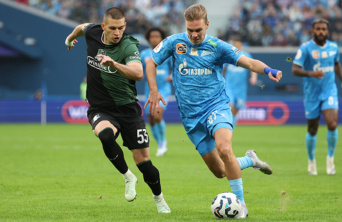    Александр Черников («Краснодар») и Максим Глушенков («Зенит») во время матча.Петр Ковалев/ТАСС