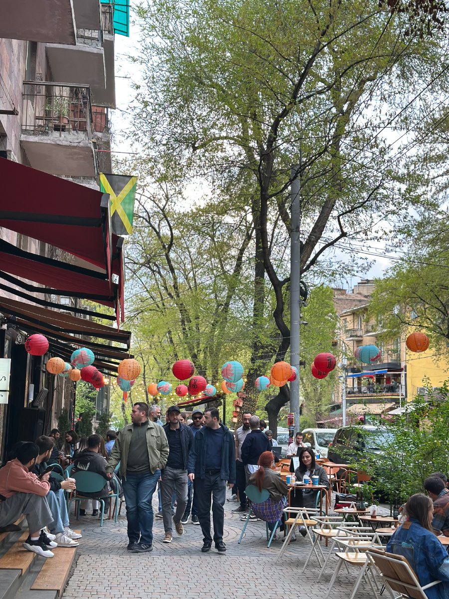 Мужчины Еревана.