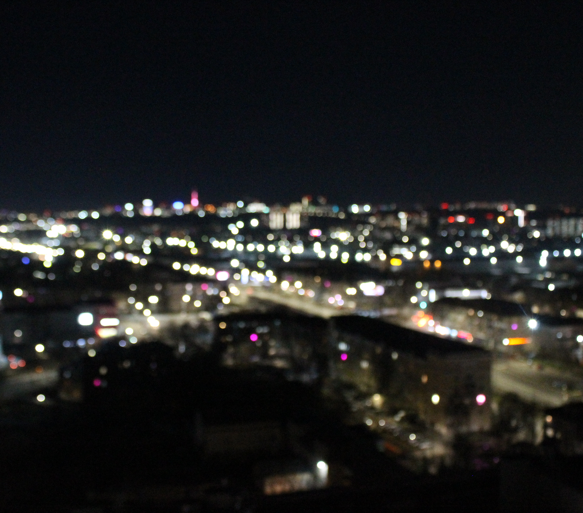 Примерно так это выглядит, только пятна света не равномерные и замершие, а больше похожи на шапки фейерверков. И те, что в движении тоже движутся. 