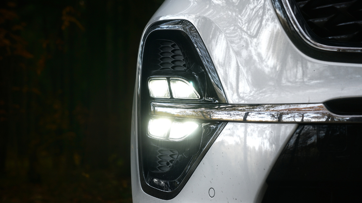 Яркий свет, попадающий в глаза в темное время суток – опасная ситуация.