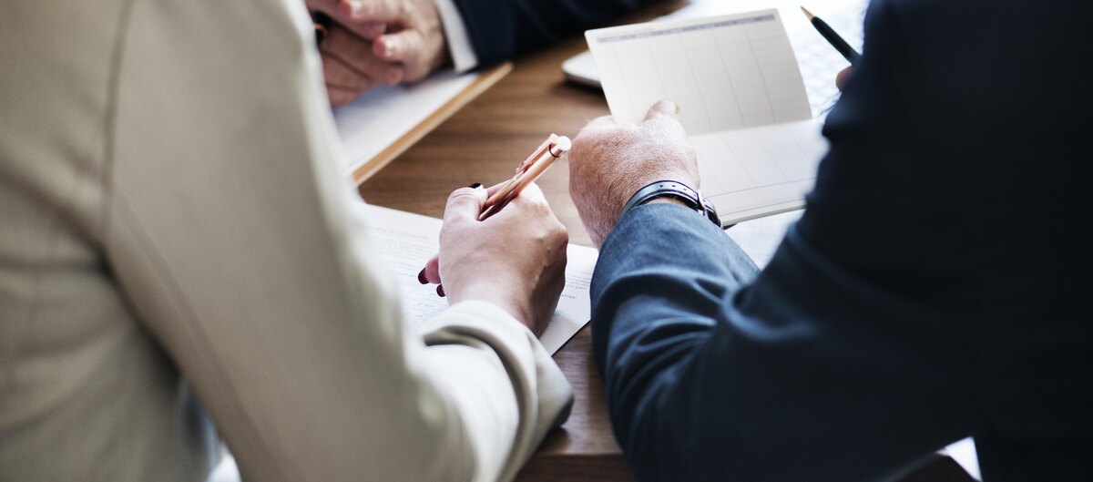 Правки и согласования: Многоэтапные согласования с юристами, руководством, отделами продаж, что замедляет процесс.