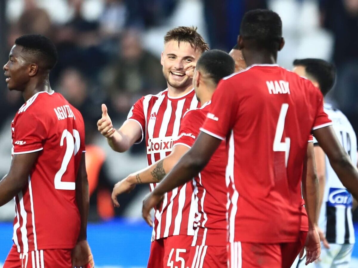    Молдавский защитник клуба "Олимпиакос" Олег Рябчук с партнерами© Фото : Пресс-служба ФК "Олимпиакос"