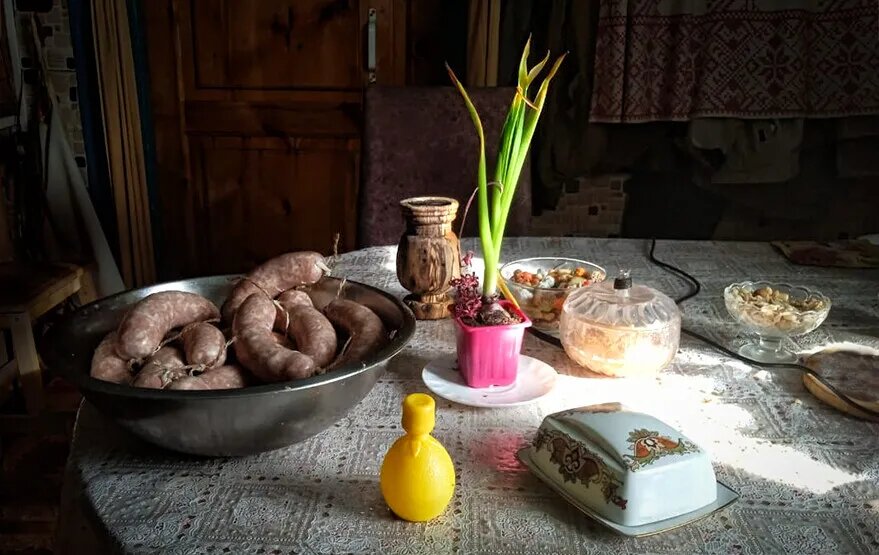 
Юрий Исаев поделился фото колбаски собственного приготовления с гортензией на столе и кувшином выточенным из дерева.