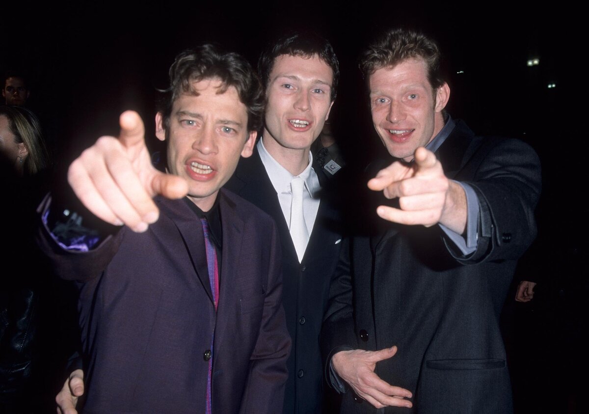   Исполнители главных ролей в фильме «Карты, деньги, два ствола» Декстер Флетчер, Ник Моран и Джейсон Флеминг на премьере ленты в 1999 году. Фото: Getty Images
