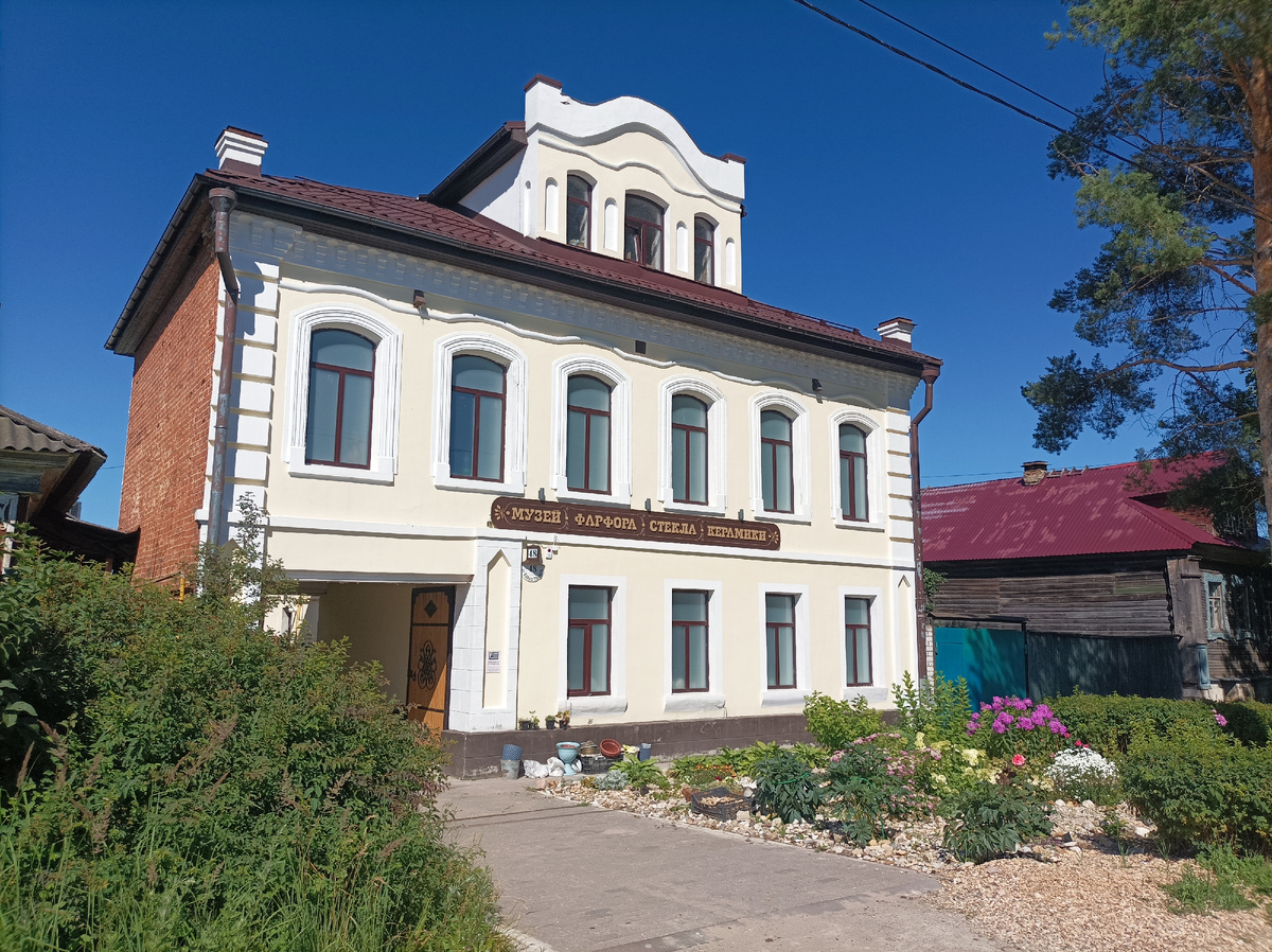 Здание конца 19 века, в котором расположен музей фарфора, стекла и керамики.