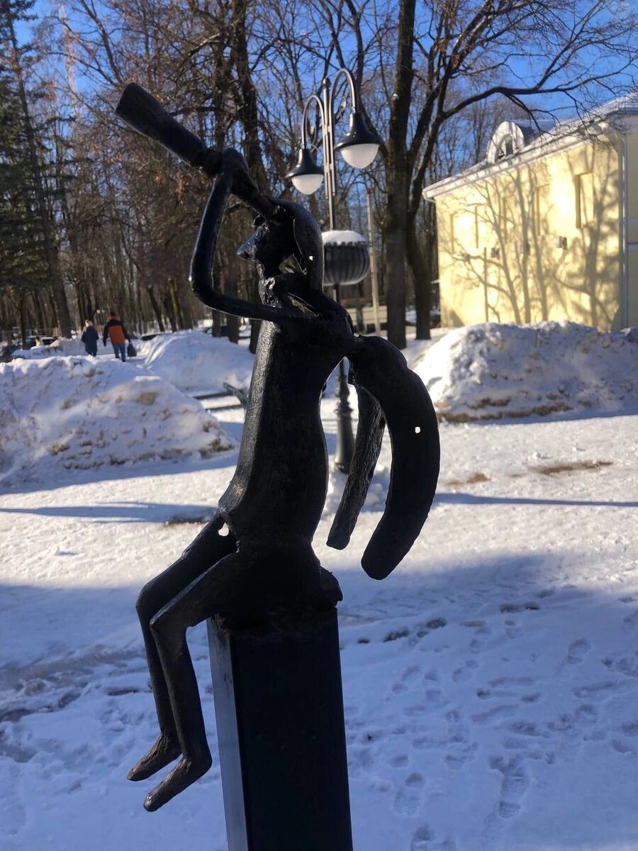 Арт-объект улице Маяковского.Размером фигурка не больше ладошки. Она установлена на одном из стендов напротив Дворца творчества детей и молодёжи.