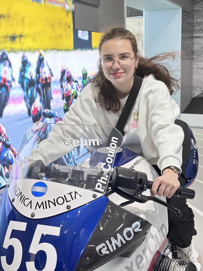 Мчит вперёд к новым веришинам