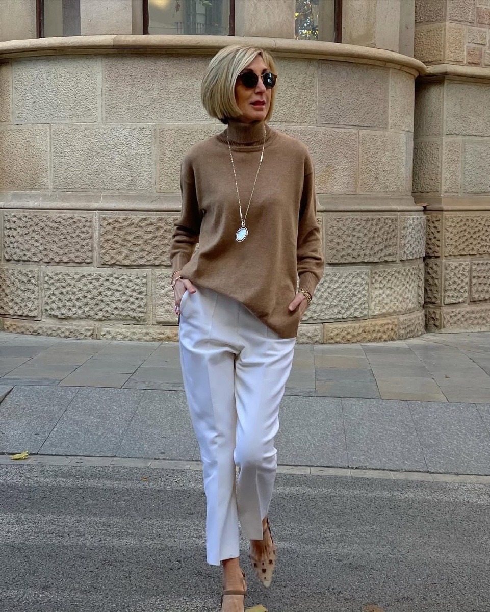 Свитер базового оттенка смотрится благородно и дорого. Источник: Соцсети