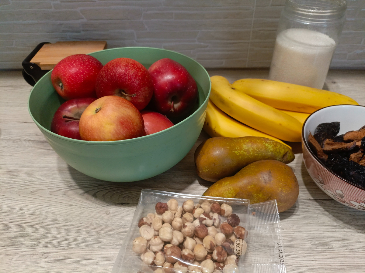 Фрукты, сухоырукты, орехи.