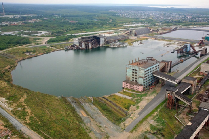 Вода в грунте, и вода с неба только ухудшает положение, и провалы стали появляться массово. /Фото: rbc.ru