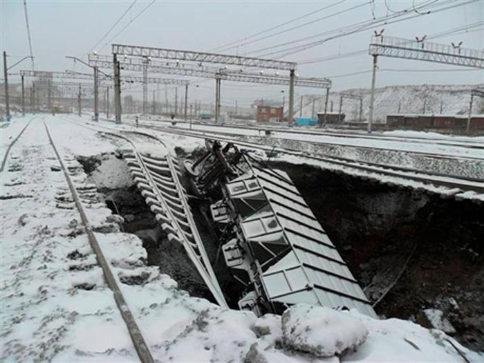 Один из провалов в городе Березники, куда провалился вагон товарного поезда. /Фото: factroom.ru