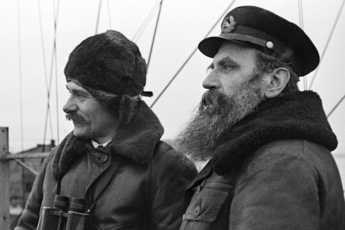 Капитан Владимир Воронин и руководитель экспедиции Отто Шмидт. /Фото: lenta.ru.