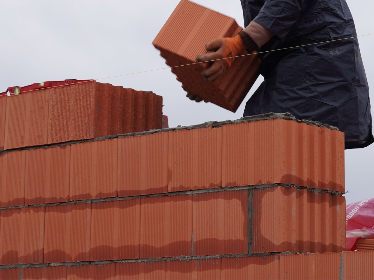 Один керамоблок заменяет до 10-14 обычных кирпичей. Каркас дома из керамоблоков можно возвести за две недели без использования крупной строительной техники