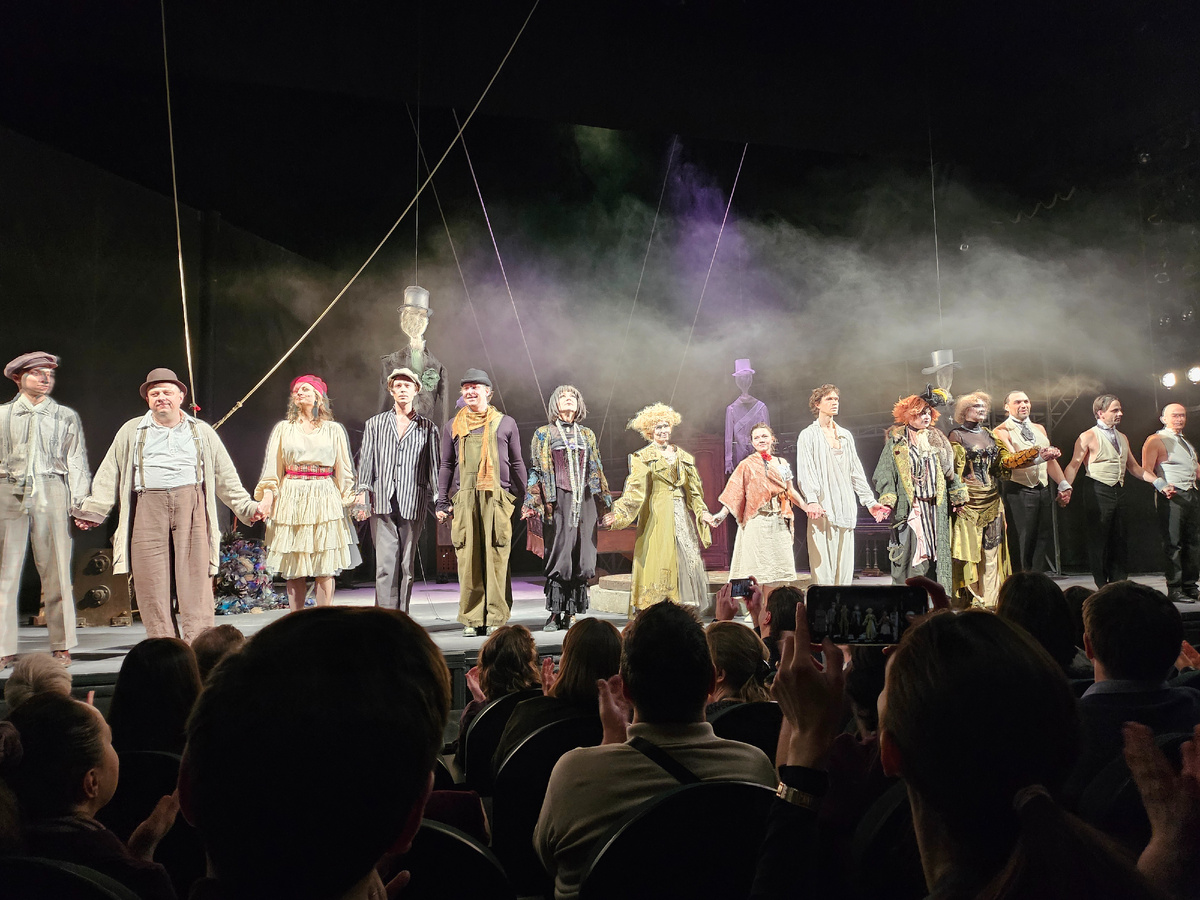 Финал спектакля "Безумная из Шайо" 