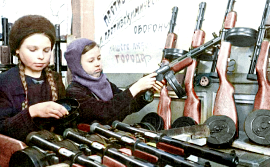 Дети помогают собирать пистолеты-пулеметы ППД-40 во время блокады Ленинграда, 1943 г.